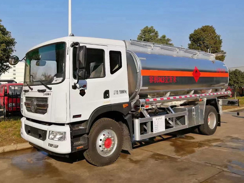 Drie situaties waarbij een olietankwagen tijdens het rijden een ongewone geluidsuiting van de voorwielen vertoont, die u absoluut moet kennen